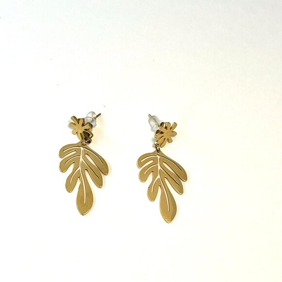 Gold Leaf Dangle Earrings Tropical Vacation Office Modern NWT - Picture 3 of 6